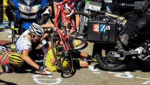 Porte, Mollema y Froome en el suelo © Sky 