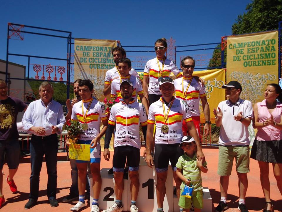 Los nuevos campeones estatales de fondo tras la carrera en Ourense © ADO Moure