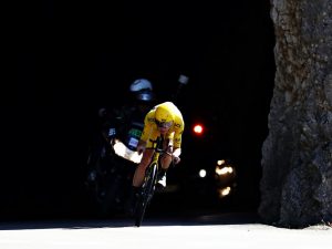 Froome sale de un túnel © Sky