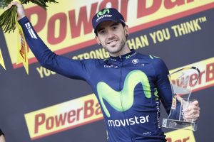 Izagirre, en el podio con sus premios © Bettini