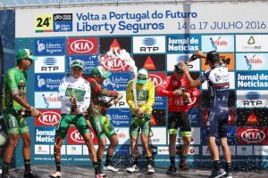 Los vencedores celebrando su triunfo en el podio