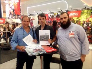 Miembros de ConBici en UNIBIKE 2015, con el ciclista profesional Samuel Sánchez