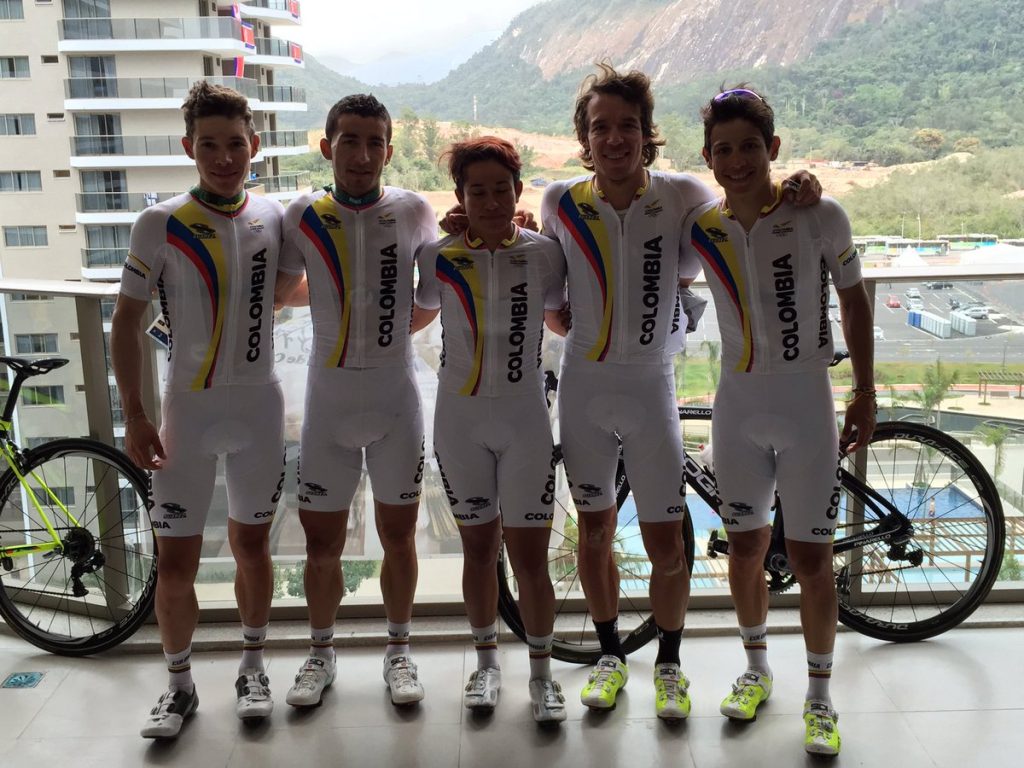 Urán, segundo por la derecha junto a Chaves © twitter 