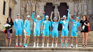 Astana, ante la catedral © Vuelta Burgos 