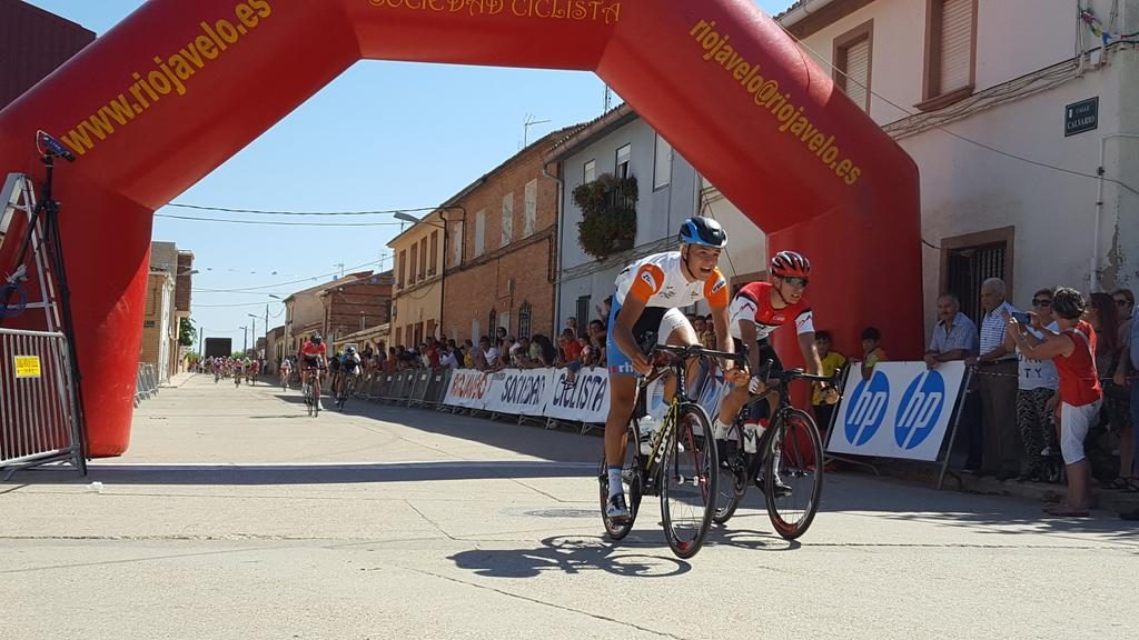 Ajustado sprint que da la victoria a Brustenga © Mertxe Labrador