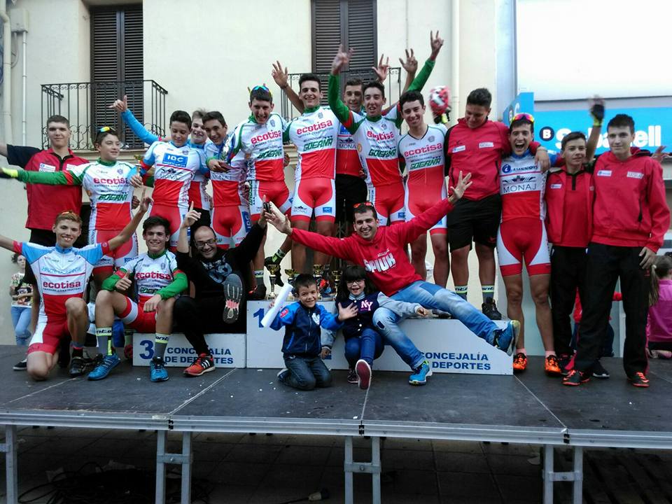 El Ecotisa, en el podio acompañando al vencedor de la carrera, Christian Villanueva