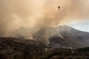 Los medios aéreos trabajan en la extinción / © David Revenga