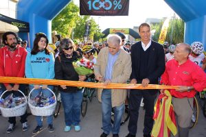 Corte de cinta con la familia Tondo © Aj. Sant Joan les Fonts