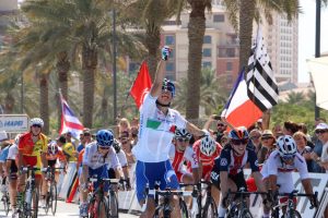 Balsamo, feliz cruzando la meta. A la izquierda, Sandra Alonso, 8ª © UCI Doha