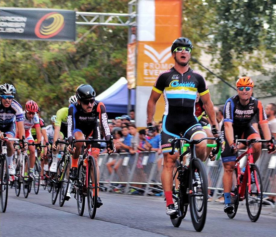 David García, tras rebasar la línea de meta en Utebo © FB Javier Castañer