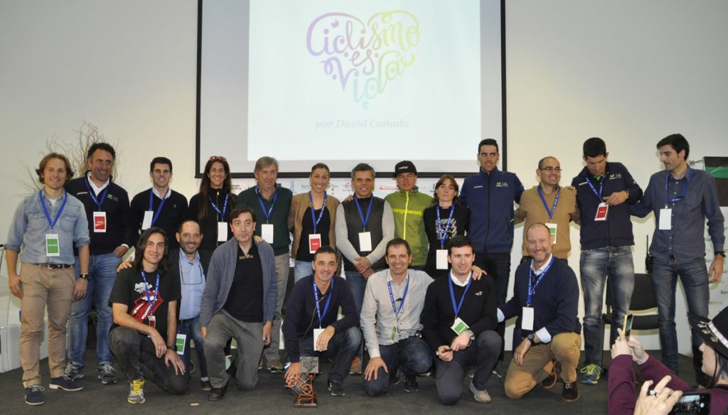 Foto de familia del encuentro Educando con el Ciclismo