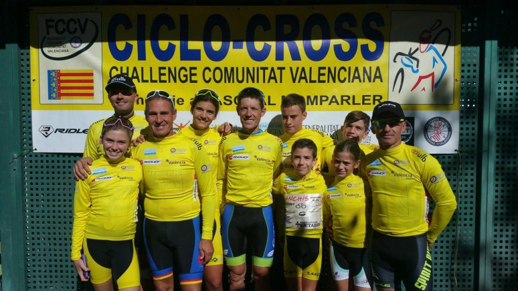 Los líderes, en el podio tras la carrera de Aldaya © FCCV