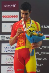 Castroviejo mira su bronce © RFEC