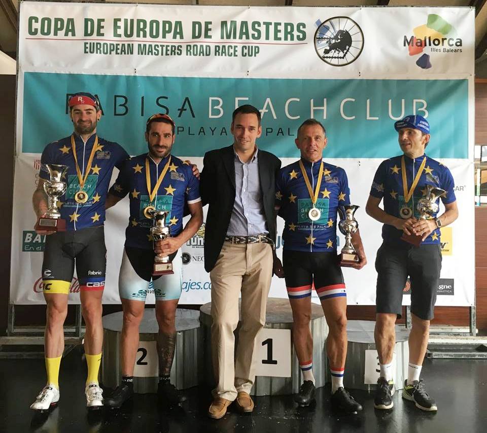 Pau Obrador, de Pabisa Hotels, con los Campeones de Europa de las categorías Master 50, 55, 30 y 35: Andy Eagers, Ron Paffen, Tom Hargreves y Luis García