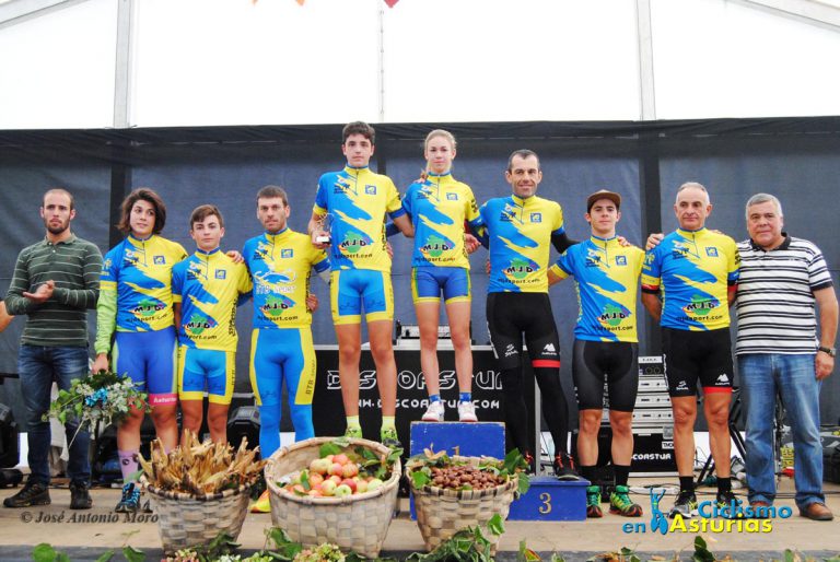 Los líderes de la Copa asturiana, en el podio © Ciclismo en Asturias