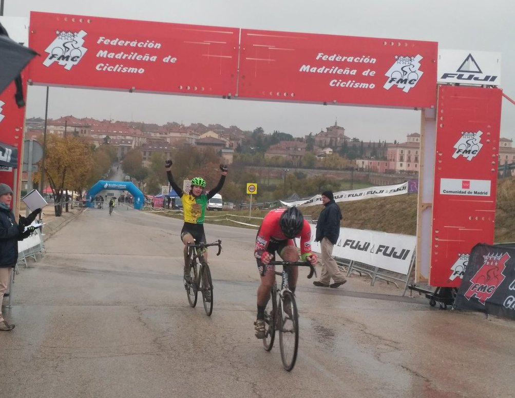 Mónica Varas levanta los brazos al cruzar la meta © @AlvaroCycling