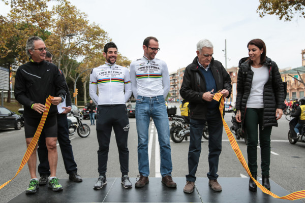 Corte de cinta de la 22ª Pedalada Barcelona-Sitges © Laura InBianco sports photography