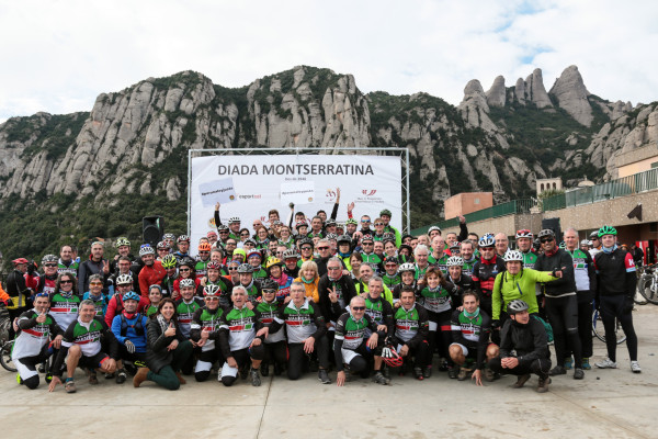 Foto de familia en la montaña de Montserrat © Laura InBianco sports photography