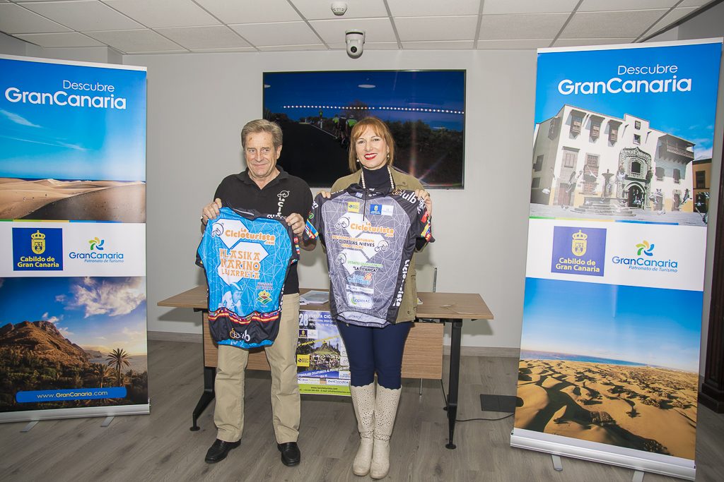 Ángel Bara y María Inés Jiménez, en la presentación de La Cicloturista 2016 © Pedaleando por Canarias