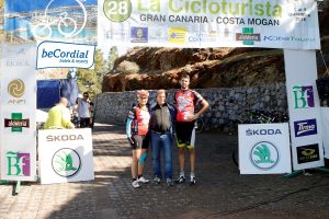 Homenajeados en la etapa de hoy, junto a Ángel Bara © Iñaki Lopetegi