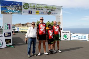 Los homenajeados de hoy, junto a Ángel Bara © Iñaki Lopetegi