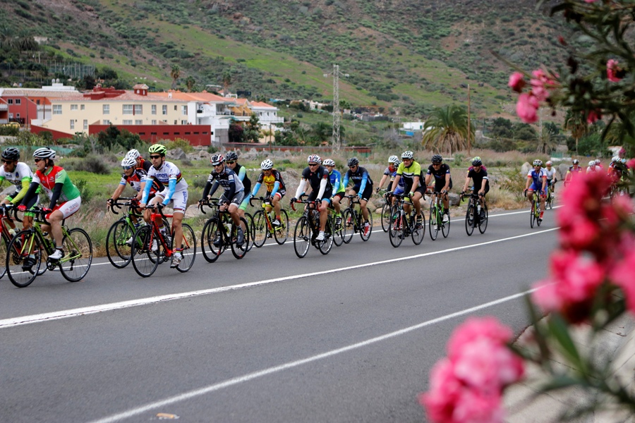 Pelotón rodando por Gran Canaria © Iñaki Lopetegi