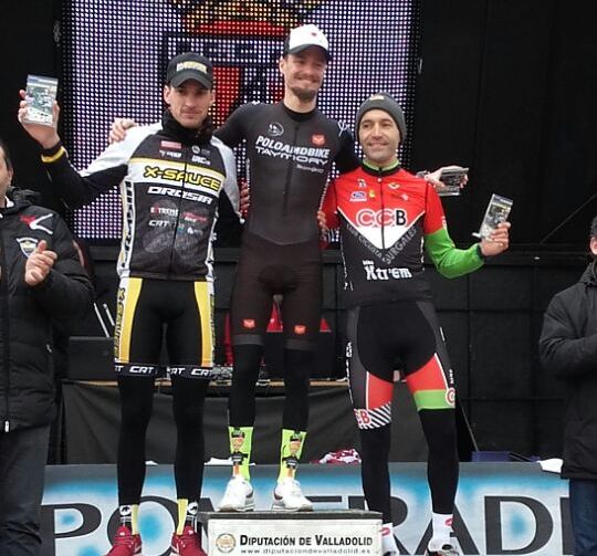 Podio élite con Pujol, entre Cristóbal y Sainz