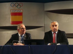 López Cerrón escucha al presidente del COE, Alejandro Blanco, hoy durante la asamblea.
