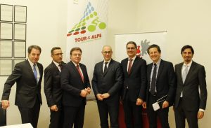 Momento del rebautizo © Tour Alpes