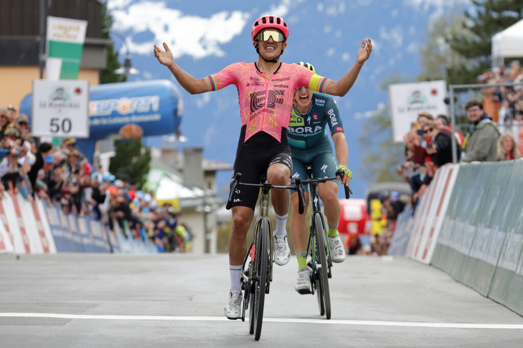 Richard Carapaz celebra su triunfo en el Tour de Romandía