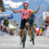Richard Carapaz celebra su triunfo en el Tour de Romandía