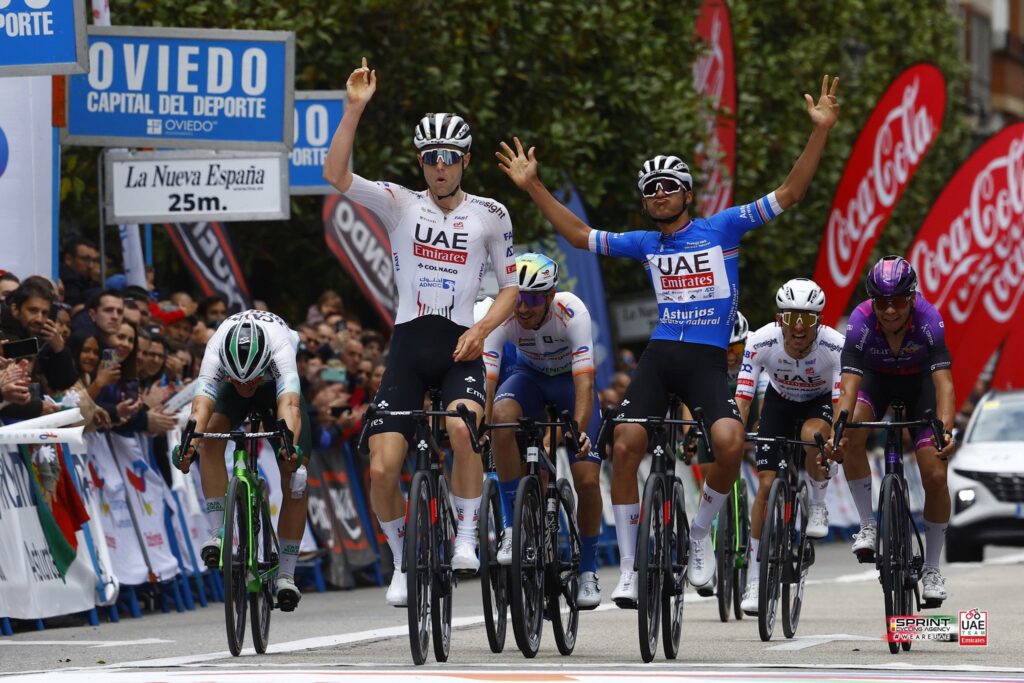 Finn Fisher-Black celbra la etapa e Isaac del Toro la general