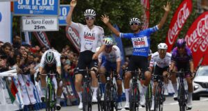 Finn Fisher-Black celbra la etapa e Isaac del Toro la general