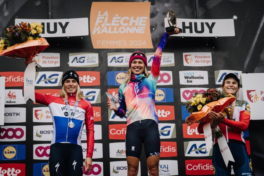 Katarzyna ‘Kasia’ Niewiadoma en el podio de La Flecha Valona © ASO
