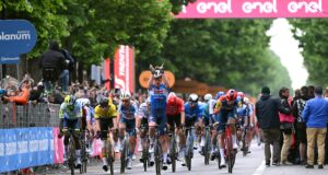 Tim Merlier celebra su agónico triunfo en el Giro de Italia