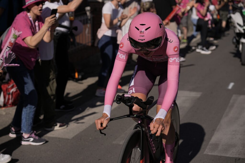 Tadej Pogacar durante la contrarreloj del Giro de Italia