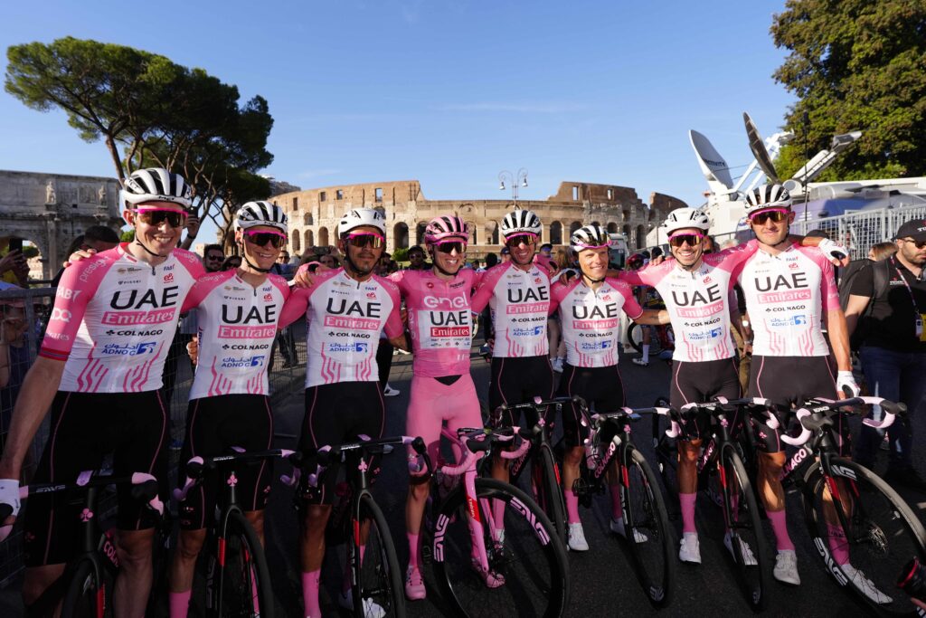 Tadej Pogacar celebra su victoria en el Giro de Italia