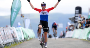 Demi Vollering celebra su victoria en la Vuelta Burgos