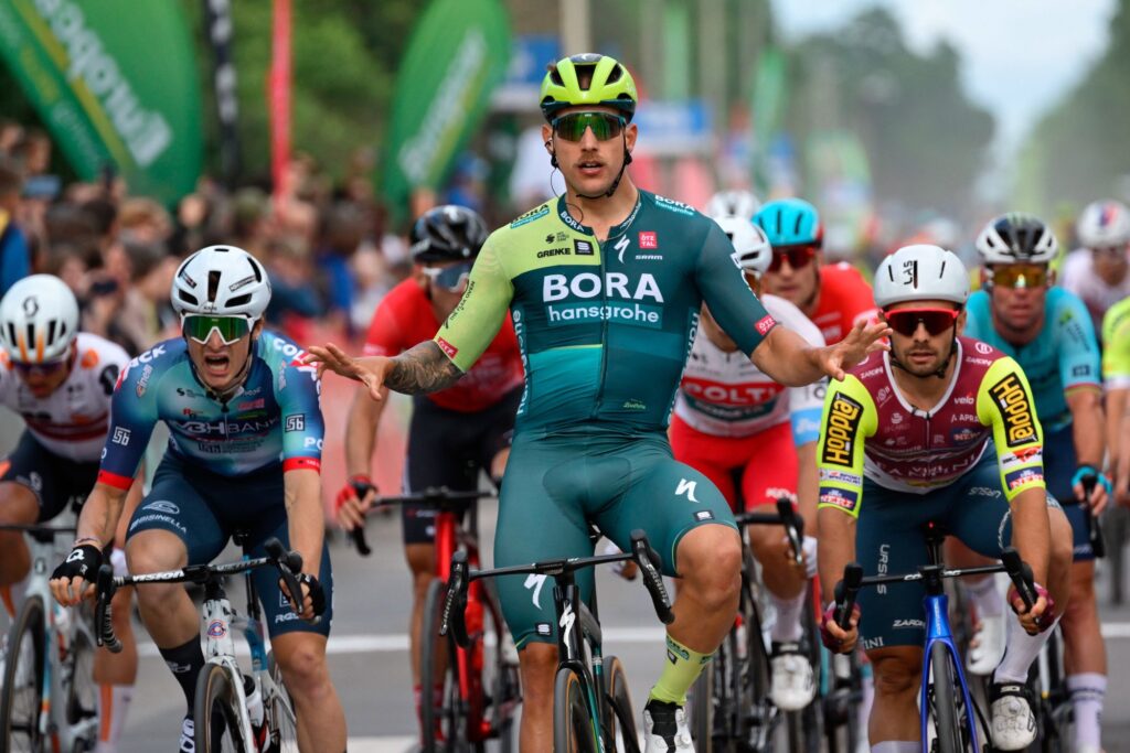 Sam Welsford celebra su triunfo en el Tour de Hungría