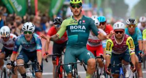 Sam Welsford celebra su triunfo en el Tour de Hungría