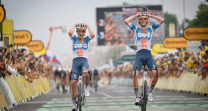 Romain Bardet y Frank Van den Broek en el Tour de Francia