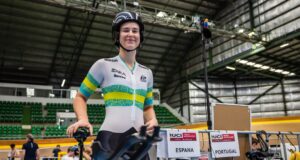 Claudia Marcks, en el velódromo de Perth... con los boxes aún vacíos de España y Portugal. Facebook AusCycling