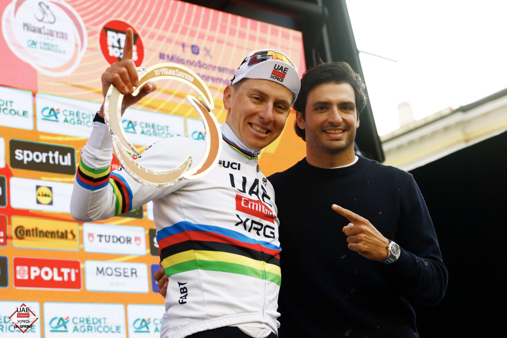 Pogacar con Carlos Sainz en la Milán-San Remo 2026, @UAE