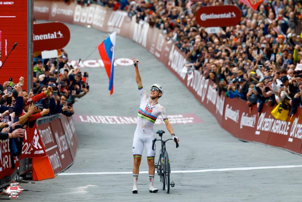 Pogacar en la meta de la Strade Bianche 2026. @UAE