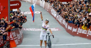 Pogacar en la meta de la Strade Bianche 2026. @UAE