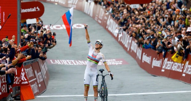 Pogacar en la meta de la Strade Bianche 2026. @UAE