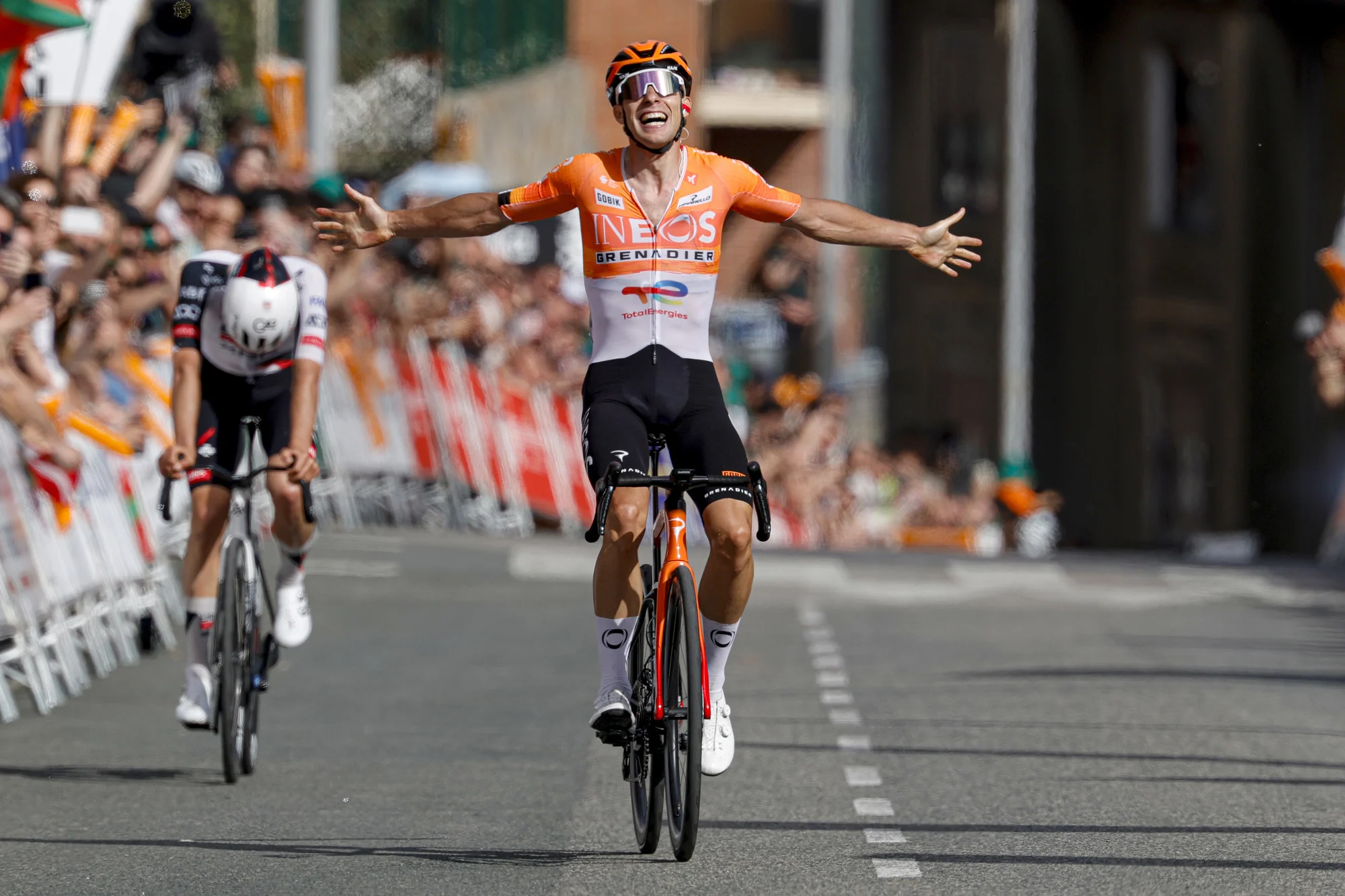 Laurance gana en la tercera etapa de la Vuelta al País Vasco.