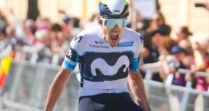Jon Barrenetxea (Movistar) en la meta del Tour de Finisterre 2026.