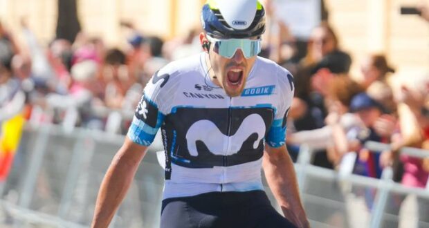 Jon Barrenetxea (Movistar) en la meta del Tour de Finisterre 2026.