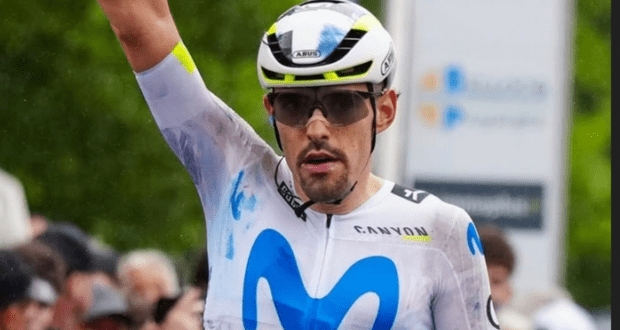 Jon Barrenetxea (Movistar) en la meta del Tour de Finisterre 2026.